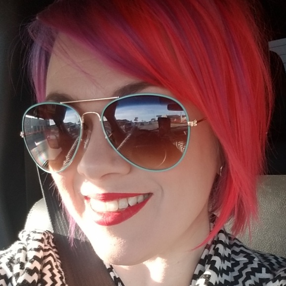 Meet your Posher, Buffy - Picture 4 of 4